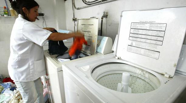 Recuerde que un correcto lavado permitirá que su ropa parezca nueva. Foto: Archivo / ÚN