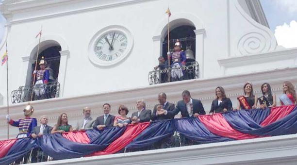 El presidente Rafael Correa junto a Sarah Garcés saludaron desde el balcón del Palacio de Carondelet. Foto: @Presidencia_Ec