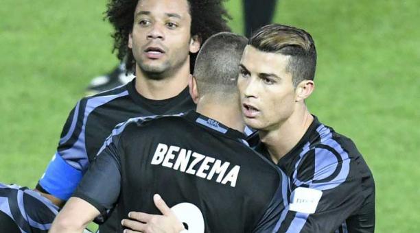 El jugador francés Real Madrid Karim Benzemá (c) es felicitado por sus compañeros Cristiano Ronaldo (d) y Marcelo Vieira tras marcar un gol durante el partido de semifinales del Mundial de clubes entre el Real Madrid y el Club América de México en el esta