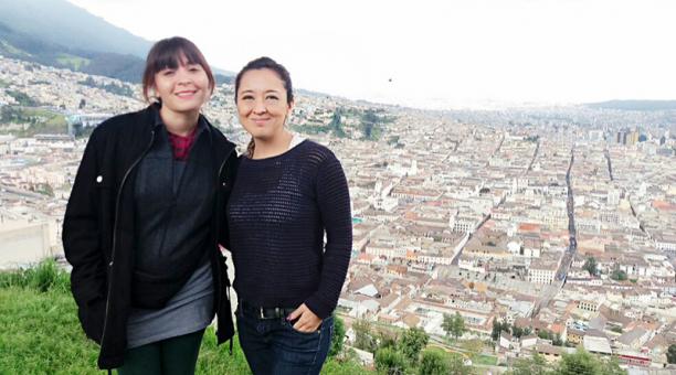Las poetas María Paz Valdebenito, de Chile (izq.) y Gabriela Ruiz de Ecuador, visitaron la Loma de El Panecillo, en Quito. Foto: Cortesía Madame Ho