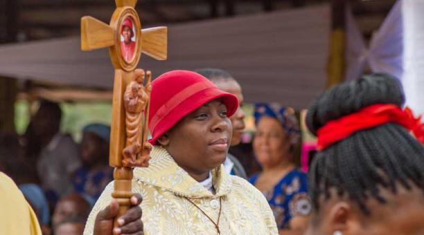 Vicentia Tadagbe Tchranvoukinni se llama a sí misma Dios, su socio de negocios es un Papa autodenominado y los devotos prometieron poner fin al reinado del diablo.  Foto: AFP