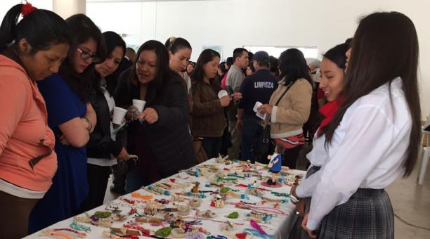 Alumnos de la U.E. Municipal Calderón expusieron las artesanías en mazapán que crearon. Foto: Ana Guerrero / ÚN