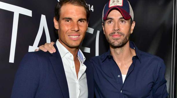 El tenista español Rafael Nadal (i) y el cantante Enrique Iglesias posan en la alfombra roja de la fiesta de inauguración del restaurante Tatel. Foto: EFE