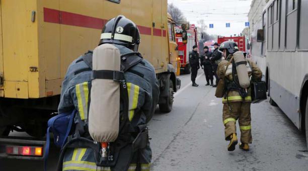 Bomberos y trabajadores de los servicios de emergencias se preparan para entrar en el metro tras el atentado terrorista ocurrido en el suburbano de San Petersburgo, Rusia. Foto: EFE