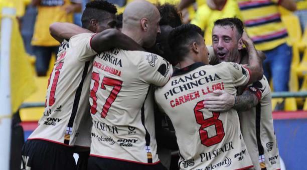 Los jugadores felicitaron a Damián Díaz, después de marcar el primer gol. Foto: API