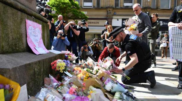 La Policía de Manchester deja una ofrenda floral en el Manchester Arena. Foto: AFP