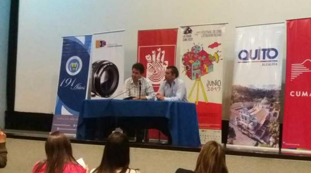 Tomas Astudillo (izq) y Fabián Cadena, organizadores de la cuarta edición del festival de Cine Latinoamericano de la Casa de la Cultura. Foto: Santiago Ponce / ÚN