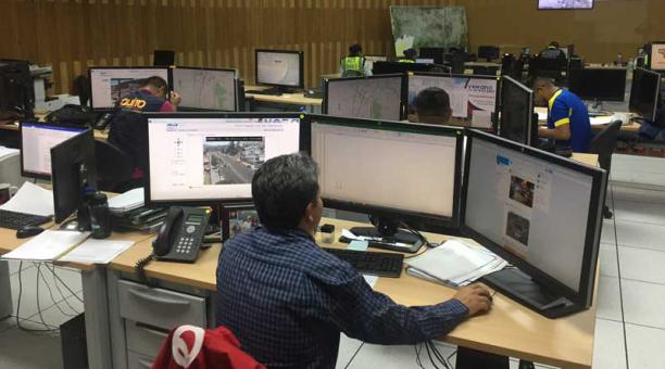 Hay todo un equipo para chequear el funcionamiento de los semáforos. Foto: Ana Guerrero / ÚN