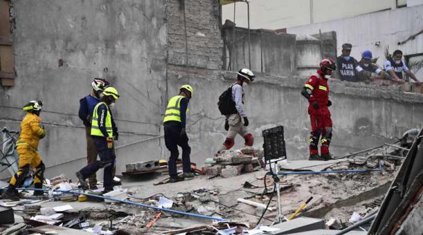 Los organismos de rescate durante la búsqueda de personas atrapadas entre los escombros. Foto: AFP