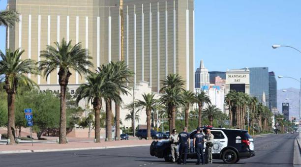 Las autoridades custodianel lugar donde ocurrió un tiroteo mientras se llevaba a cabo un festival de música country, en Las Vegas, Nevada, (Estados Unidos)