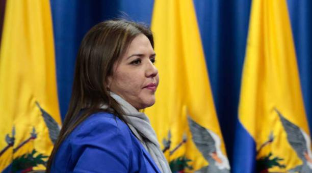 María Alejandra Vicuña, actual ministra de Desarrollo Urbano y Vivienda de Ecuador, se prepara para una ofrecer declaraciones a la prensa en el Palacio del Gobierno. Foto: EFE
