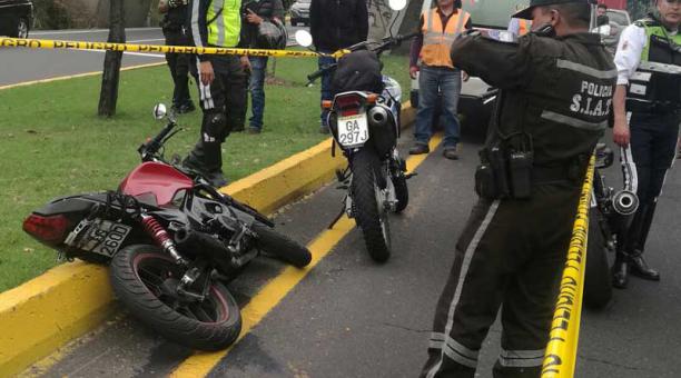 Dos personas que se transportaban en una moto murieron en accidente de tránsito en la autopista General Rumiñahui. Foto: Paúl Rivas / ÚN