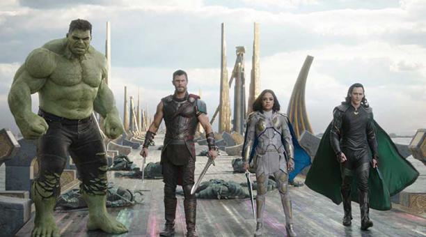 Mark Ruffalo, Tom Hiddleston, Chris Hemsworth, and Tessa Thompson in Thor: Ragnarok (2017). Foto: IMDB