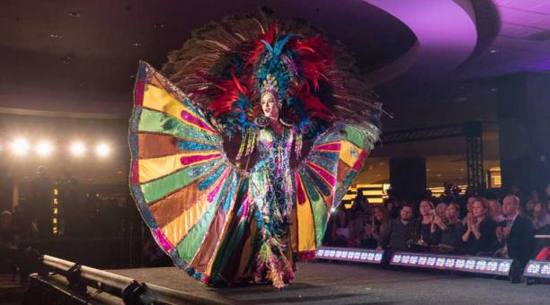 El traje típico del diseñador manabita Wenceslao Muñoz lleva por título “Un santuario para la princesa de los cuatro mundos”. Foto: AFP