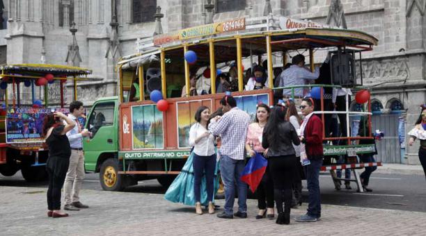 Ambiente festivo en el sector de la Basílica de Voto Nacional en  Quito. Foto: Patricio Terán / ÚN