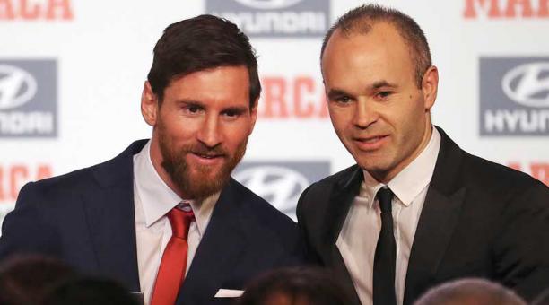 Lionel Messi y Andrés Iniesta durante la entrega de los Premios Marca a los mejores del 2017. Foto: EFE