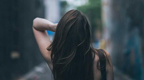 La falta de nutrientes y los cambios hormonales pueden ocasionar mal olor del cabello. Foto: Pixabay