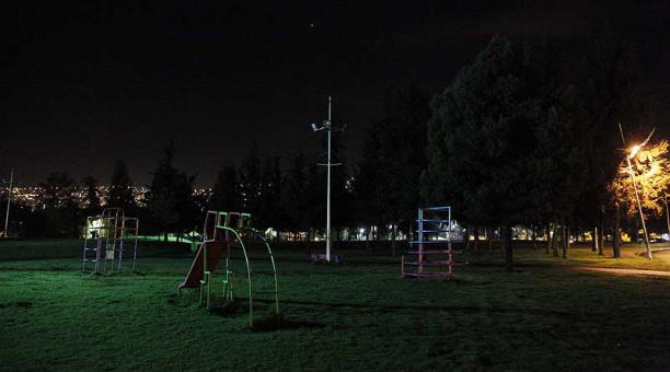 No todas las luminarias funcionan en el parque, lo que lo vuelve inseguro. Foto: Patricio Terán / ÚN