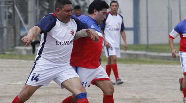 El goleador Roberto Márquez (11) pelea el balón con Wilson Arauz (14), de C. Andina. Vicente Costales / ÚN