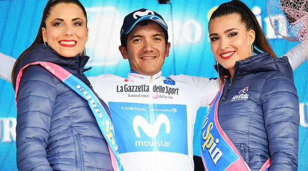 Carapaz estuvo bien acompañado por las modelos en la línea de meta. Foto: web del Giro de Italia
