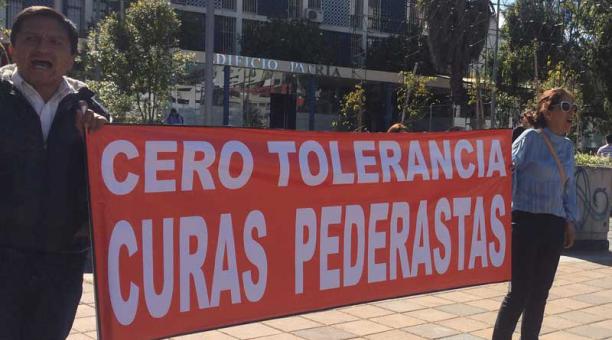 Familiares y amigos de víctima de abuso sexual hicieron un plantón afuera de la Fiscalía General en Quito. Foto: ÚN