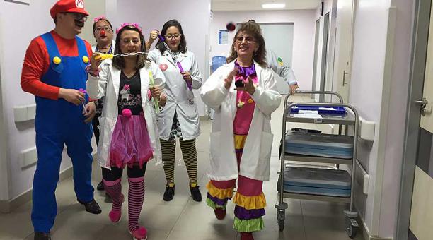 El Grupo de Clowns llenan de color los pasillos del Hospital General Quito Sur del IESS. Foto: Ana Guerrero / ÚN