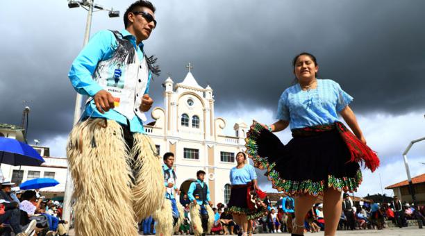 Danzantes rinden su homenaje a la Virgen del Carmen en la plaza central de la parroquia Tarqui. Foto: Lineida Castillo / ÚN