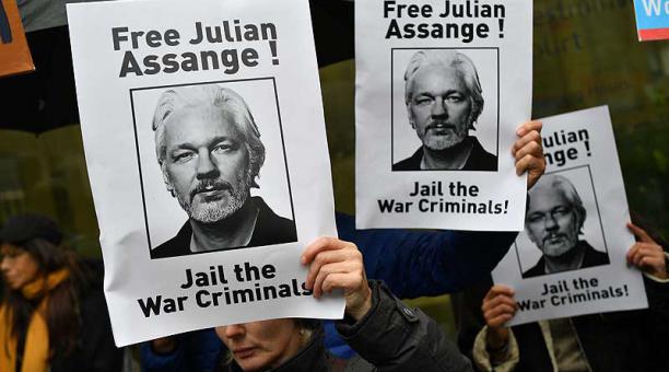 A las puertas de un tribunal de Londres, decenas de personas se manifestaron gritando “¡liberen a Julian Assange!” y con una pancarta que decía “No extraditen a Assange”. Foto: AFP