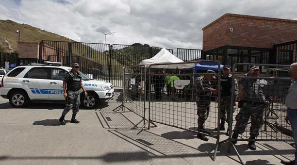 Agentes de la policía llegaron al Centro de Reclusión Social de Turi para investigar la muerte de seis internos. Foto: Xavier Caivinagua para ÚN