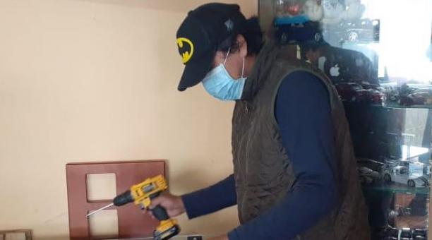 Eduardo Salazar repara aparatos a domicilio
