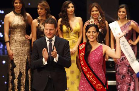 Sarah Caterine Garcés (centro) es felicitada por el resto de candidatas. Foto: Vicente Costales / ÚN