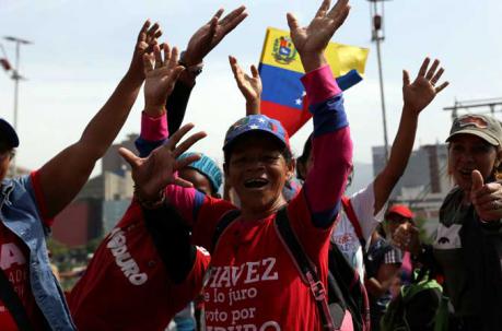 Simpatizantes del Gobierno del presidente Nicolás Maduro se concentran el miércoles 19 de abril de 2017, en Caracas (Venezuela). Foto: EFE