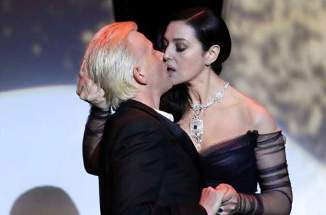 Mónica Bellucci al momento del beso al comediante Alex Lutz en la ceremonia de inauguración del Festival de Cannes. Foto: AFP