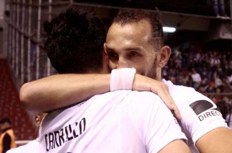 Hernán Barcos abraza a Ronnie Carrillo tras el gol ante Universidad Católica. Foto: API