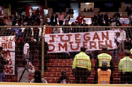 Aficionados de Liga mostraron una pancarta con un mensaje censurable. Foto: API