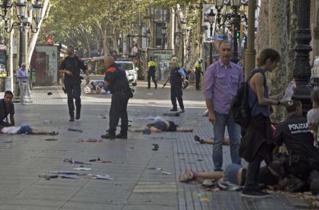 Varias víctimas en el suelo en el lugar del atropello masivo en las Ramblas. Foto: EFE