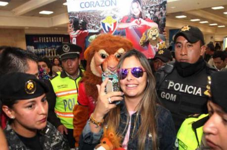 Larissa Riquelme llegó al aeropuerto Mariscal Sucre el jueves 17 de agosto del 2017. Foto: Diego Pallero / ÚN