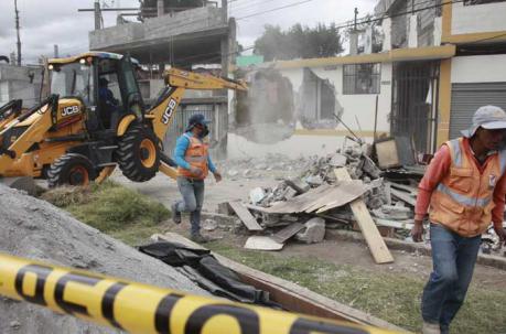 La demolición de una casa afectada por la explosión de un tanque de gas en el barrio Aída León. Foto: Paul Rivas Bravo  / ÚN