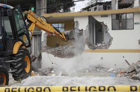 La casa afectada por un colapso estructural debido a una deflagración de GLP fue derrocada la tarde de este miércoles 6 de septiembre de 2017. Foto: Paúl Rivas / ÚN