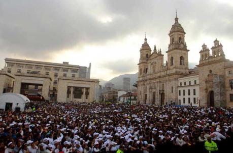 Miles de jóvenes esperan la llegada del papa Francisco hoy, jueves 7 de septiembre de 2017, en la Plaza de Bolívar en Bogotá. Foto: EFE