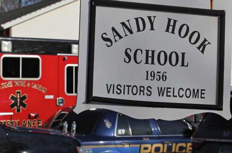 Coches de policía y bomberos delante de un letrero de la escuela Sandy Hook en Newtown (Connecticut, EE.UU.) Foto: Archivo