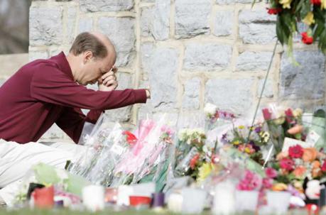 Un profesor medita delante de las flores entregadas en memoria de las víctimas de la masacre de la Universidad de Virginia. Foto: Archivo