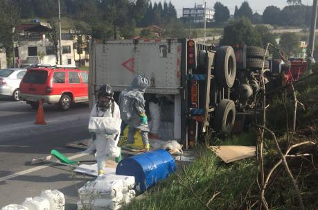 Un camión que transportaba productos químicos se accidentó en la Av. Simón Bolívar. Foto: Eduardo Terán / EL COMERCIO