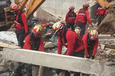 La emergencia es atendida por 30 efectivos de los bomberos. Foto: Eduardo Terán / ÚN