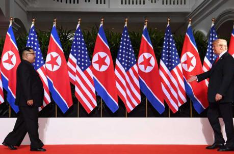 Donald Trump y Kim Jong Un se convirtieron el 12 de junio en los primeros líderes estadounidenses y norcoreanos en encontrarse, estrechar la mano y negociar para poner fin a un conflicto nuclear de décadas de antigüedad. Foto: AFP