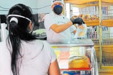 Compradores y vendedores de la panadería Roiyal usan mascarilla