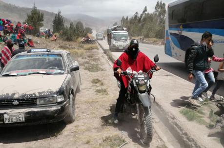 La ceniza cubrió autos, calzada y campos de la zona rural de Chimborazo. Foto: Fabián Maisanche / ÚN