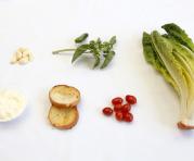 Ingredientes para la enzalada César de izq a der: Dientes de ajo, albahaca, lechuga romana, yogur, rodajas de pan y tomates cherry. Foto: Patricio Terán / UN