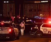 La policía dijo que el pistolero, un residente local de 64 años llamado Stephen Paddock, había sido asesinado después de que un equipo de SWAT respondiera a informes de disparos múltiples desde el piso 32 de la Bahía de Mandalay, un hotel casino al lado d