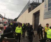 La Policía y la Cruz Roja acudió al Centro de Detención en el norte de Quito. Foto: Paúl Rivas / ÚN